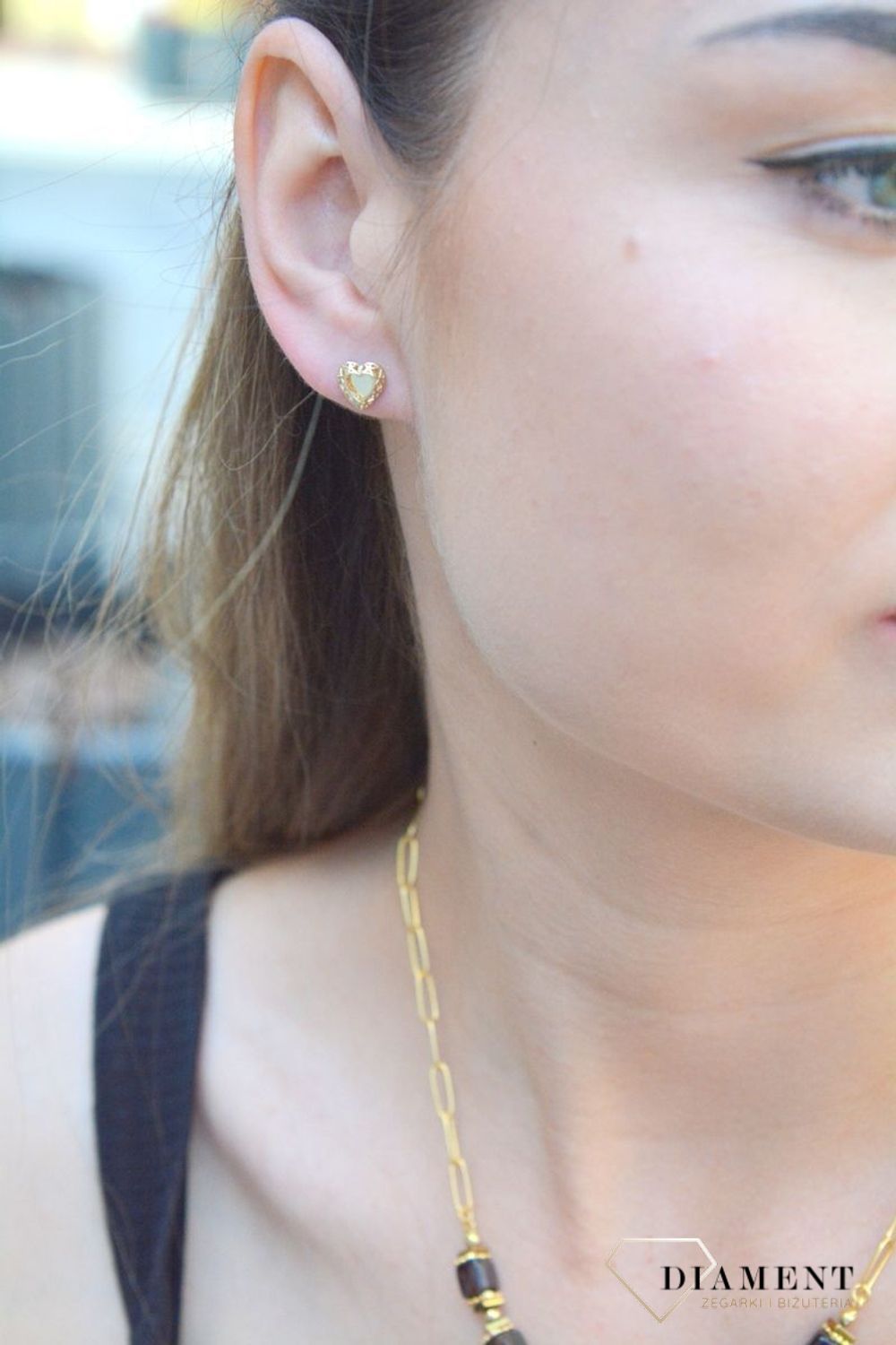 Złote kolczyki 333 serca ażurowe KL 9471 333 Minimalistyczna biżuteria zapinana na wygodne zapięcie na sztyft, doda subtelnego blasku stworzonej stylizacji. Tego typu kolczyki, pięknie się będą prezentowały same lub w zestawie.jpg